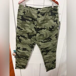 Net Nili Lotan x Target Women's Size 16
Green Camouflage Cropped Skinny Jeans